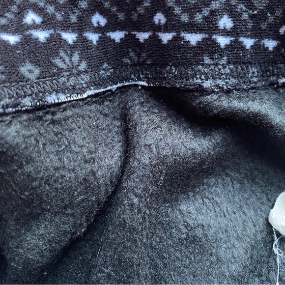 Fleece leggings in black grey and white snowflake patterns - Picture 2 of 4